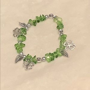 Green crystal chip with clover and leaves and flowers charms elastic bracelet